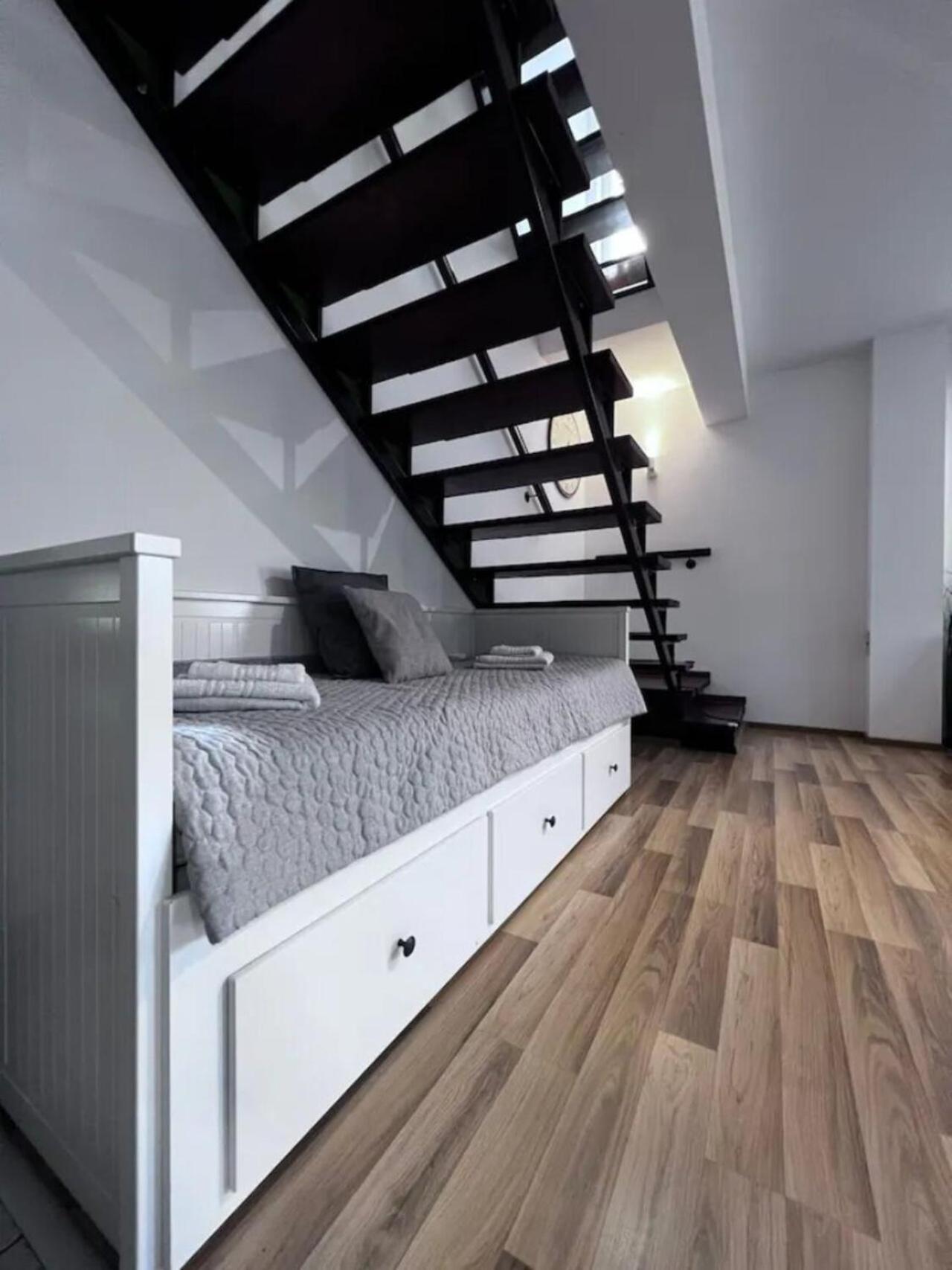 Vila Luminoasa Cu Curte Privata Bucareste Exterior foto